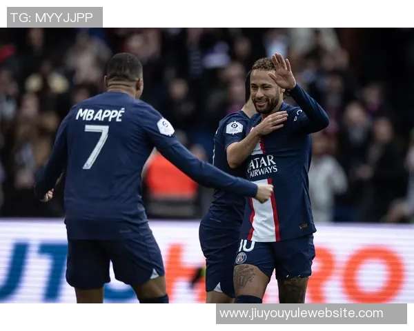 约罗身穿里尔球衣盛装出席里尔对阵巴黎比赛开球仪式